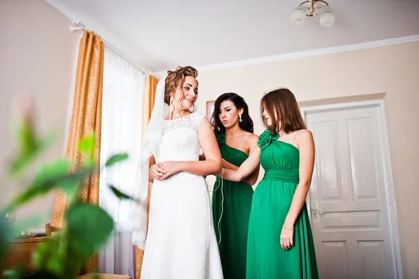 Twee sierlijk bruidsmeisjes op groene jurk dragen schattig bruid — Stockfoto