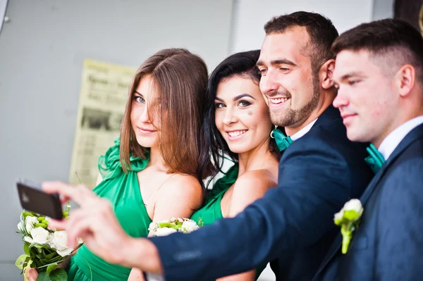 Grupp fyra vänner och tärnor gör selfie — Stockfoto