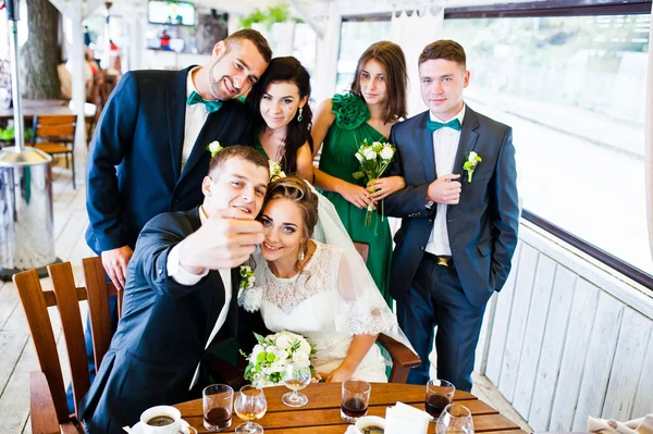 Glückliche Freunde von Hochzeitspaar und Trauzeugen mit Brautjungfern — Stockfoto