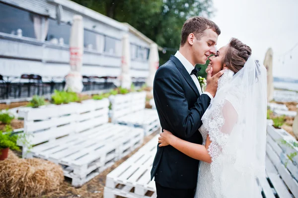 Casamento par fundo bar ao ar livre com deck de assento de madeira e — Fotografia de Stock