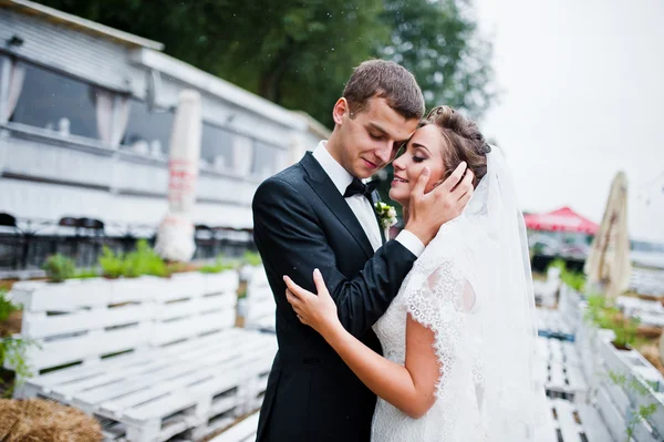 Wedding couple background bar outdoor with wooden seat deck and — Stock Photo, Image