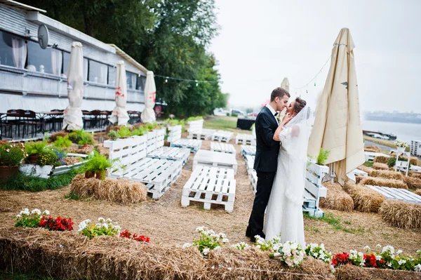 Hochzeitspaar Hintergrund Bar im Freien mit hölzernem Sitzdeck und — Stockfoto