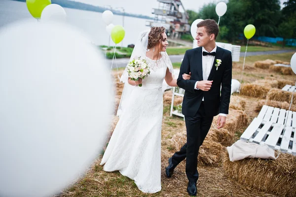 Sétáló díszített b szabadtéri háttér beach esküvői pár — Stock Fotó