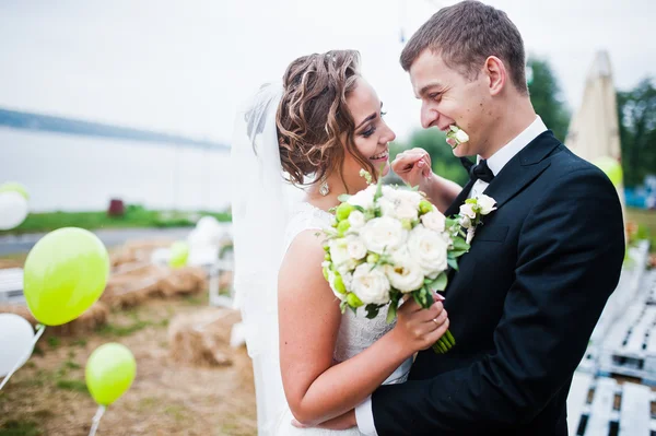 Hochzeitspaar zu Fuß im Freien Hintergrund Strand mit dekorierten b — Stockfoto