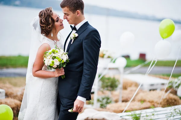 Svatební pár chůzi venkovní pozadí pláže s zdobené b — Stock fotografie