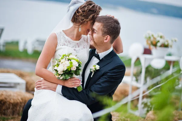 Couple de mariage marche plage de fond en plein air avec décoré b — Photo