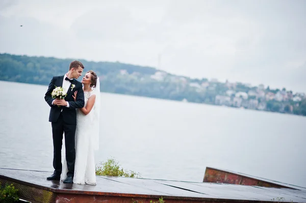 Junges Hochzeitspaar an der Seebrücke — Stockfoto