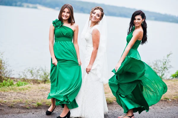 Braut mit zwei Brautjungfern auf grünem Kleid — Stockfoto