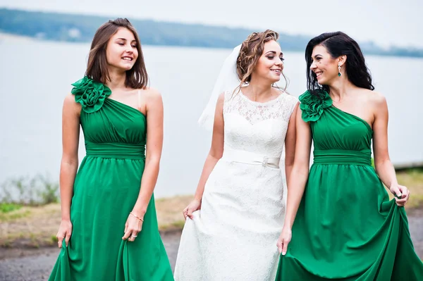 Braut mit zwei Brautjungfern auf grünem Kleid — Stockfoto