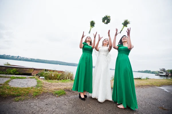 Braut mit zwei Brautjungfern auf grünem Kleid — Stockfoto