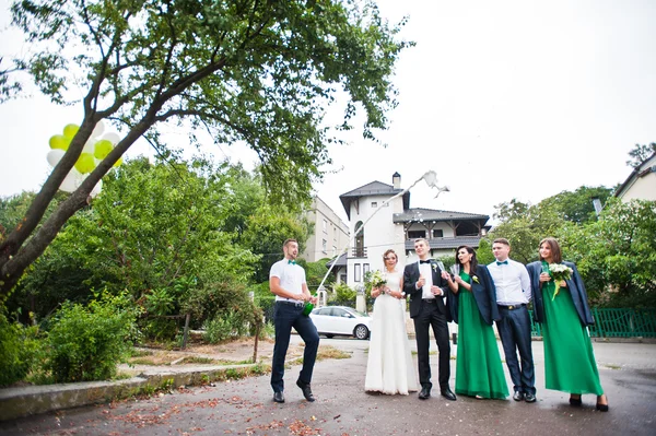 Свадебное веселье, шафер с бризом взрыва шампанского — стоковое фото