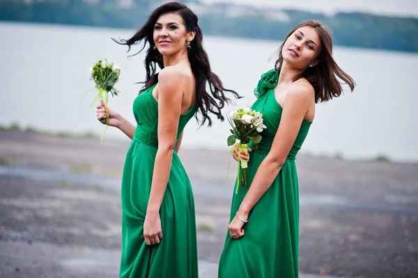 Deux demoiselles d'honneur filles charmées sur robe verte — Photo