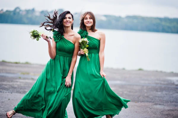 Zwei charmante Mädchen Brautjungfern auf grünem Kleid — Stockfoto