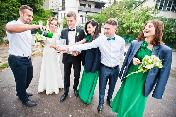 Грумсмен и подружка невесты пьют шампанское на свадьбе — стоковое фото