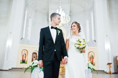 Evlilik çift kilisede aşık