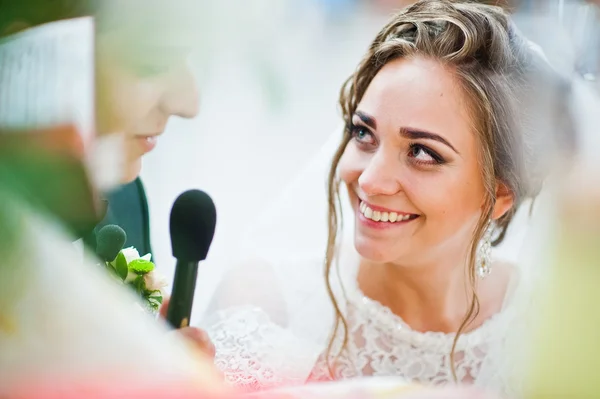 Bruidspaar geven een eed in kerk — Stockfoto