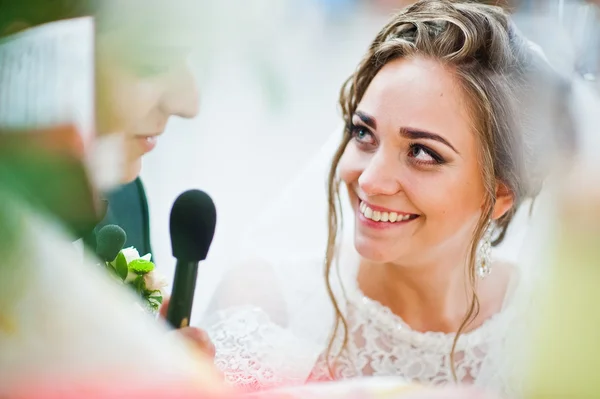 Hochzeitspaar legt in Kirche Eid ab — Stockfoto