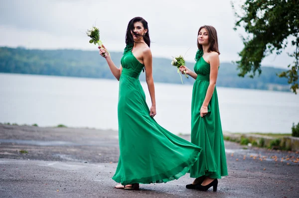 Dos muchachas encantadas damas de honor en vestido verde —  Fotos de Stock