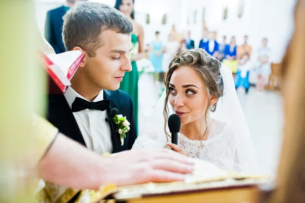 Hochzeitspaar legt in Kirche Eid ab — Stockfoto