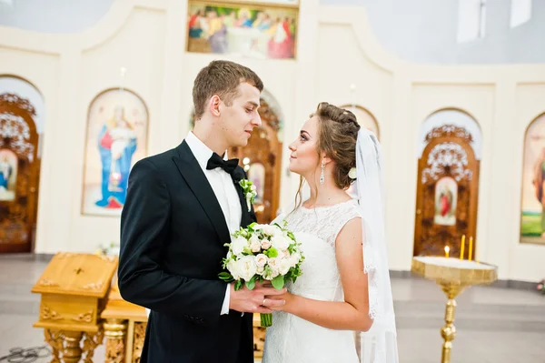 Свадебная пара влюблена в церковь — стоковое фото