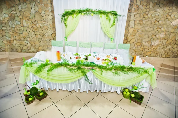 Hochzeitsdekor Tisch mit grünem Apfelstil — Stockfoto