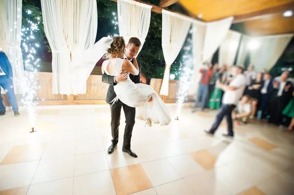 Erster Hochzeitstanz mit Feuerwerk des Brautpaares. Foto mit — Stockfoto