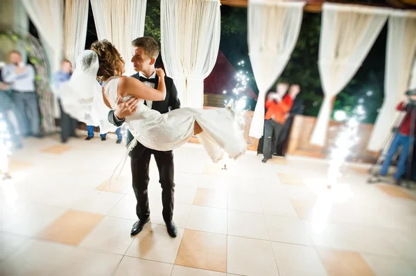 Erster Hochzeitstanz mit Feuerwerk des Brautpaares. Foto mit — Stockfoto