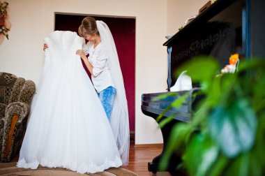 Youn mutlu gelin düğün elbisesini baktı