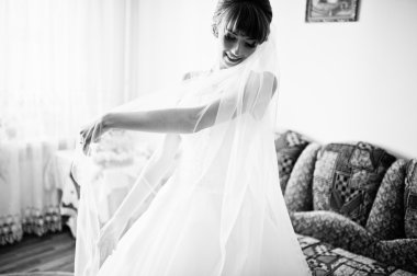 Siyah ve beyaz örtü ile genç gelin portresi kapatın