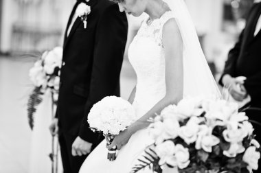 Siyah beyaz portre kilisede düğün Çift