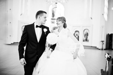 Düğün çifti mutlu ve kilise dışında da gülümsüyor