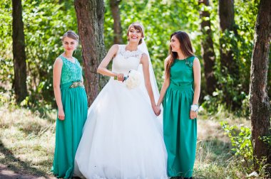 Yeşil kadife elbise iki nedime ile sevimli gelin