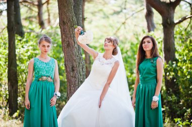 Yeşil kadife elbise iki nedime ile sevimli gelin