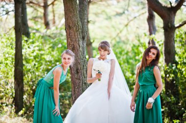 Yeşil kadife elbise iki nedime ile sevimli gelin