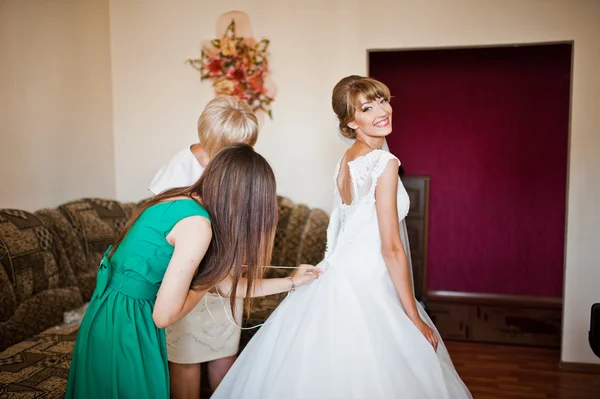 Brautjungfer mit Mutter Braut tragen Kleid der Braut — Stockfoto