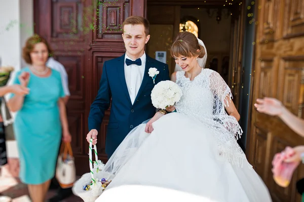 Saupoudrer de riz coloré couple de mariage — Photo