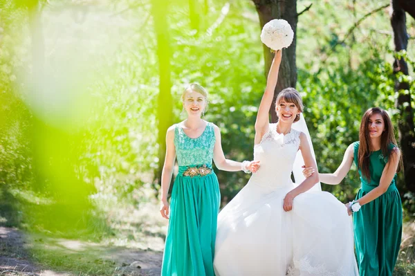 Yeşil kadife elbise iki nedime ile sevimli gelin