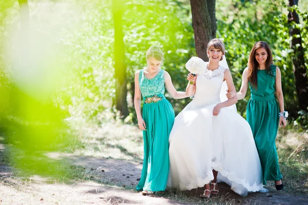 Cute bride with two bridesmaids on velvet green dress — Stock Photo, Image