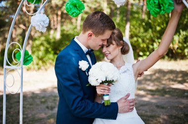 Çam ahşap dekor weddi yakınındaki güneşli günde güzel düğün çifte