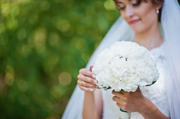Wedding bouquet of white carnation at hand of bride — Stock Photo, Image
