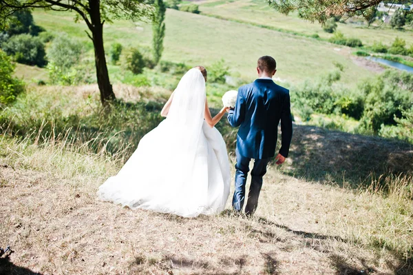 Casal encantador no dia ensolarado na floresta de madeira de pinho — Fotografia de Stock