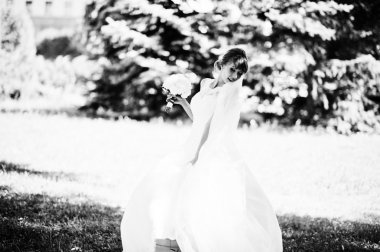 Güneş park üzerinde yarattığı muhteşem gelin 