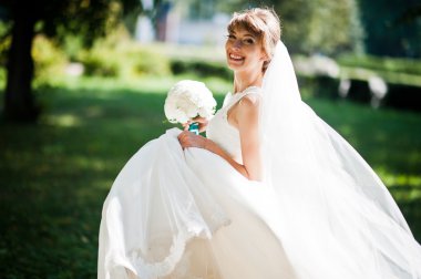 Güneş park üzerinde yarattığı muhteşem gelin 