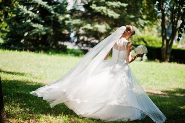 Güneş park üzerinde yarattığı muhteşem gelin 