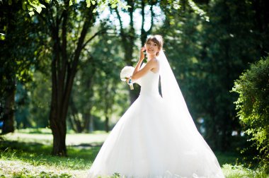 Güneş park üzerinde yarattığı muhteşem gelin 