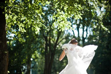 Güneş park üzerinde yarattığı muhteşem gelin 