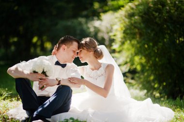 Güzel düğün çift portre kadar kapatın