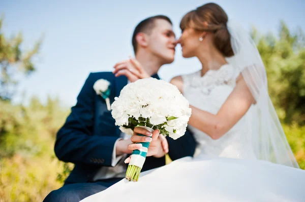 Casamento casal na floresta sentado em um toco — Fotografia de Stock