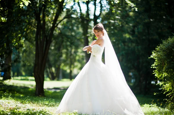 Hermosa novia posó en el parque del sol — Foto de Stock