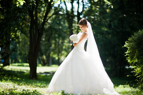 Hermosa novia posó en el parque del sol — Foto de Stock